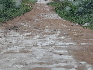 [Vídeo] Moradores de ruas sem pavimentação vivem em meio a buracos e lama na periferia de Arapiraca