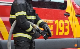 Poste pega fogo e fiação cai sobre caminhão-pipa em rua de Arapiraca