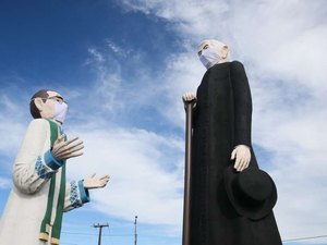 [Vídeo] Estátua de Padre Cícero com 13 metros desmorona em Maracanaú