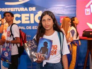 Vale-livro facilita acesso à leitura para alunos da rede pública de ensino de Maceió