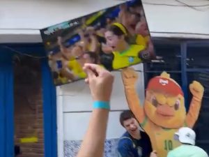 'Canarinho Pistola' derruba TV em bar do Leblon durante Brasil x Japão