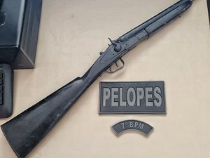 Suspeito de roubo foge ao avistar PM e esposa dele é presa com espingarda
