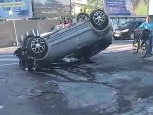 Carro perde controle, colide contra semáforo e capota no bairro de Cruz das Almas