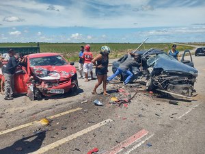 Colisão frontal entre dois veículos deixa cinco vítimas na parte alta de Maceió