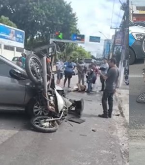 [Vídeo] Moto colide em carro, fica presa em para-choque e deixa ferido perto da Praça Centenário