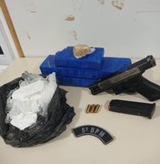 PM apreende arma e mais de 2kg de drogas em ação no bairro Benedito Bentes