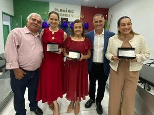 Em um dia bastante especial, vereador homenageia mulheres palmarinas com placa Dadara