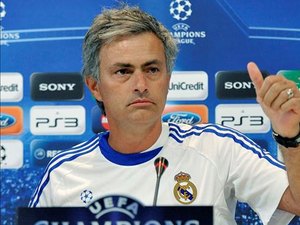 Procurado pela CBF, José Mourinho manifesta desejo de seguir na Roma, afirma jornal