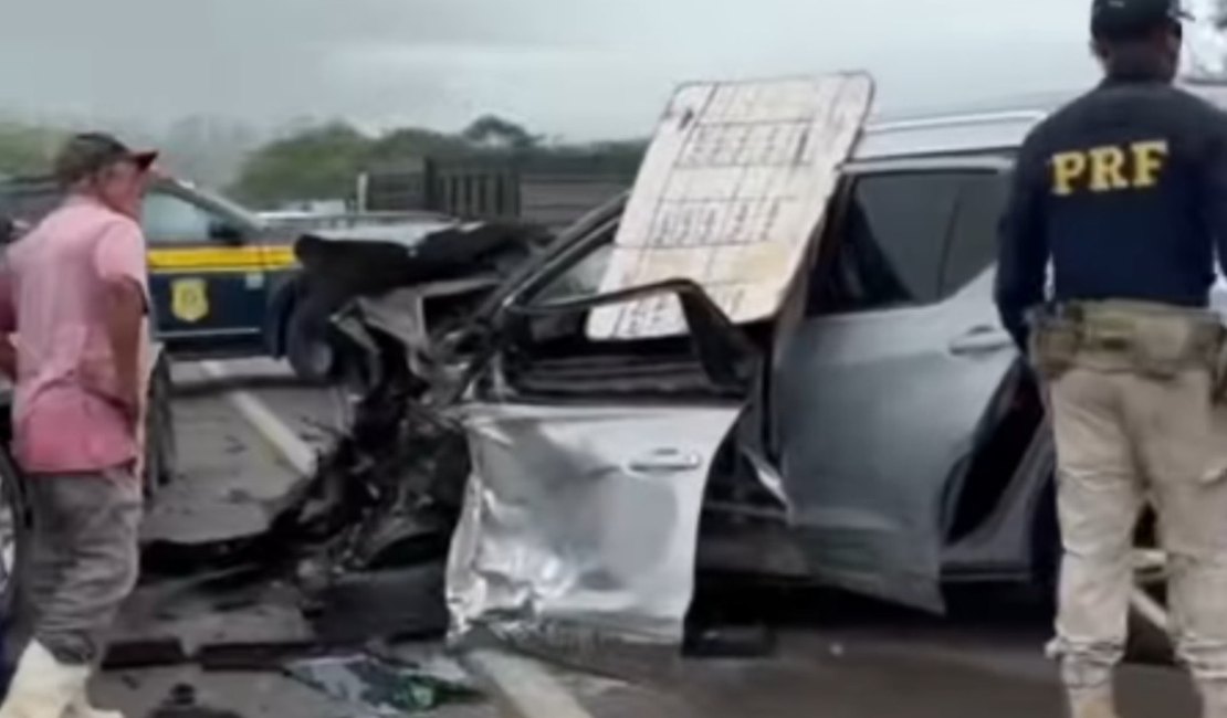 Colisão entre carro e caminhão deixa mulher gravemente ferida na BR-316, em Palmeira dos Índios.