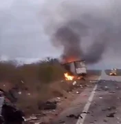 Acidente entre caminhão e van deixa sete mortos em Pernambuco
