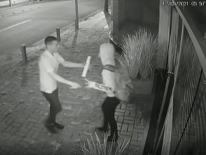 Mulher luta contra assaltante e consegue se salvar após ser ajudada por motorista de ônibus