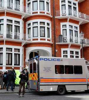 Julian Assange, fundador do WikiLeakes, é preso em Londres