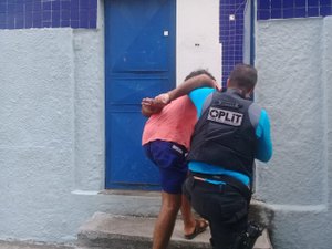 Homem “ouve vozes” e agride criança em shopping