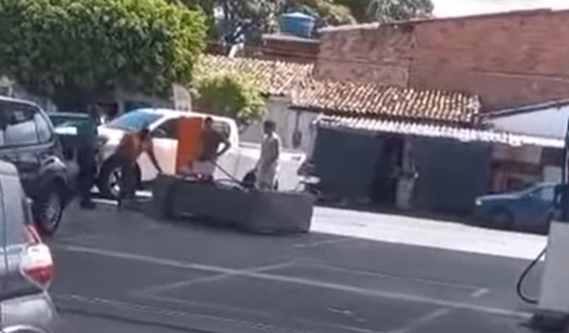 [Vídeo] Carro derruba bomba de combustível em posto na Ponta da Terra