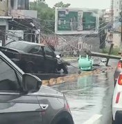 [Vídeo] Motorista colide contra poste na Leste-Oeste e deixa região sem energia elétrica