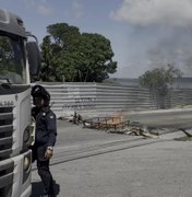 Moradores protestam por falta d’água na Vila Saem e fecham início da ladeira do Calmon