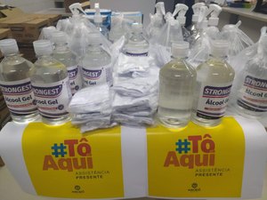 Assistência entrega máscaras e álcool em gel à população em situação de rua
