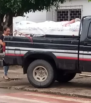 Mulher acamada é levada em cama sobre caminhonete para emitir RG em Palmeira dos Índios