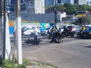 Colisão traseira entre duas motocicletas deixa feridos na Av. Gustavo Paiva