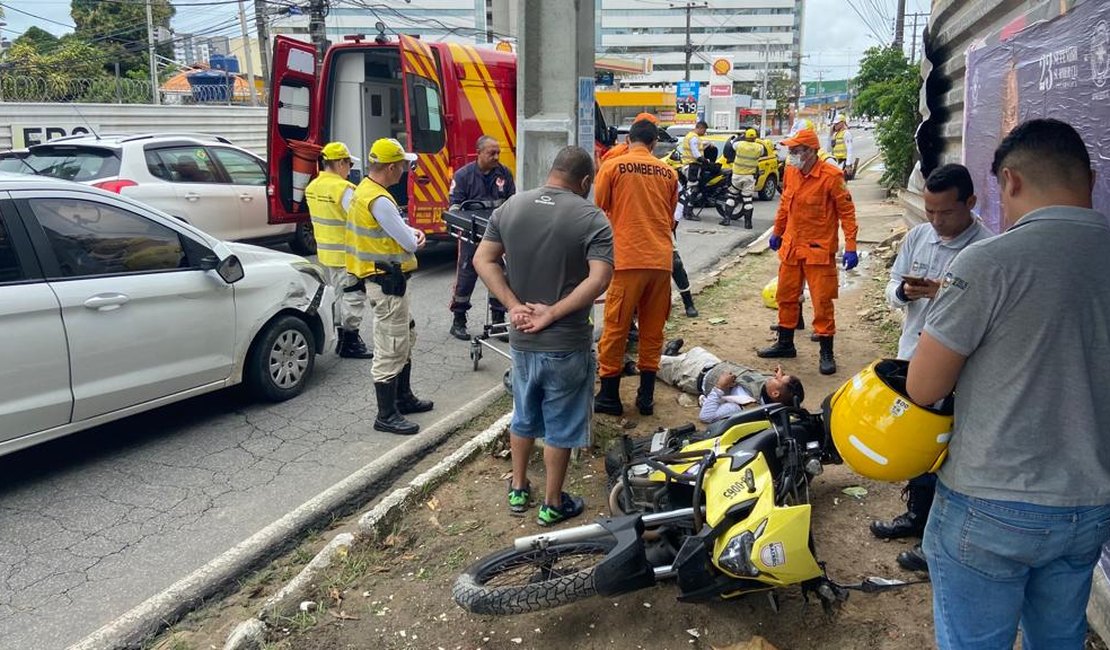 Motoqueiro da PM sofre acidente no bairro Mangabeiras