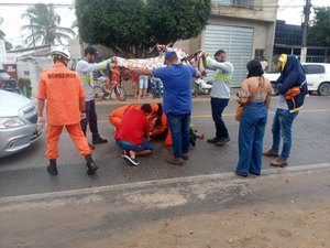 [Vídeo]Duplo acidente entre carro e  moto deixa uma mulher ferida