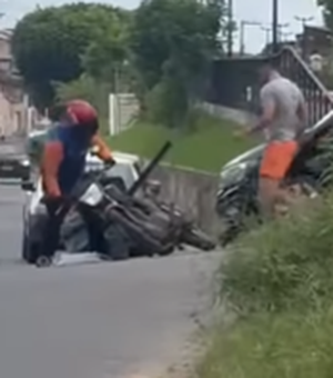 Colisão entre carro e motocicleta é registrada na Avenida Rio Branco, em Arapiraca