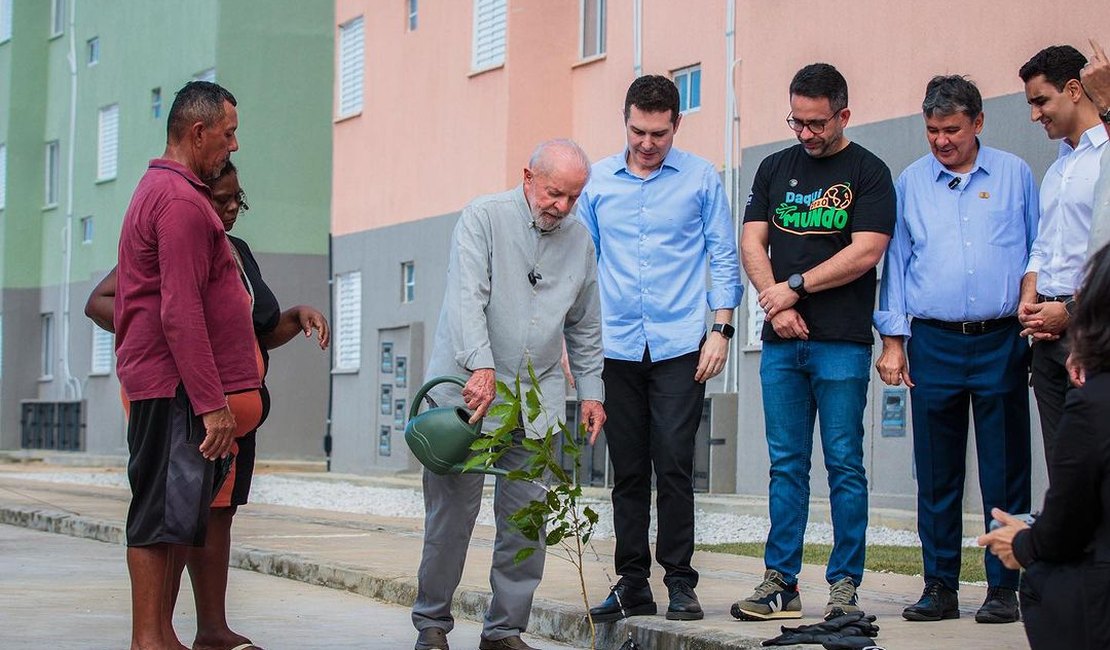 Lula visita apartamento entregue à marisqueira beneficiada no Parque da Lagoa