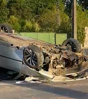 [Vídeo] Carro capota após colidir em mureta na BR-104, em Rio Largo