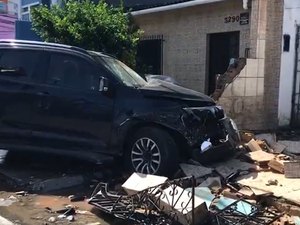 [Vídeo] Acidente envolvendo viatura da polícia deixa feridos e muro destruído na Gustavo Paiva