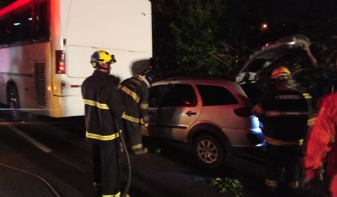 Carro e ônibus colidem na Ladeira do Catolé e homem fica ferido