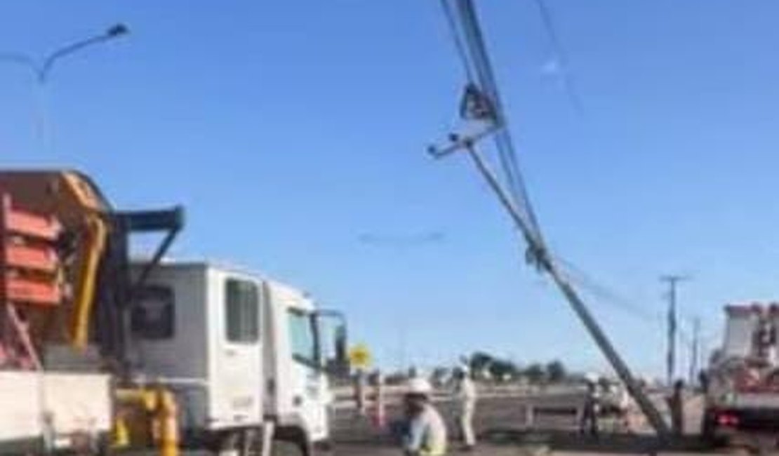 Poste de energia elétrica é atingido por caminhão-guincho em Arapiraca