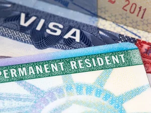 Trump congela concessão de vistos para cidadãos do Brasil e de mais 74 países, diz TV