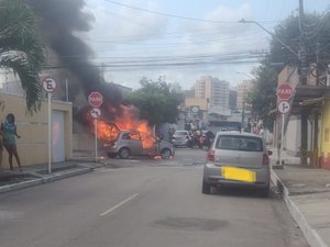 [Vídeo] Carro pega fogo em rua do bairro de Cruz das Almas, em Maceió