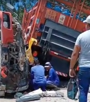 Colisão entre caminhão e caçamba deixa vítima presa às ferragens na AL-105, em Maceió