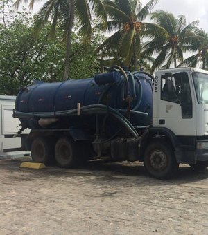 Fiscais apreendem caminhão por descarte irregular de dejetos em Maceió