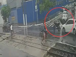 Carro atinge motociclista que é arremessado em cruzamento, no bairro Poço
