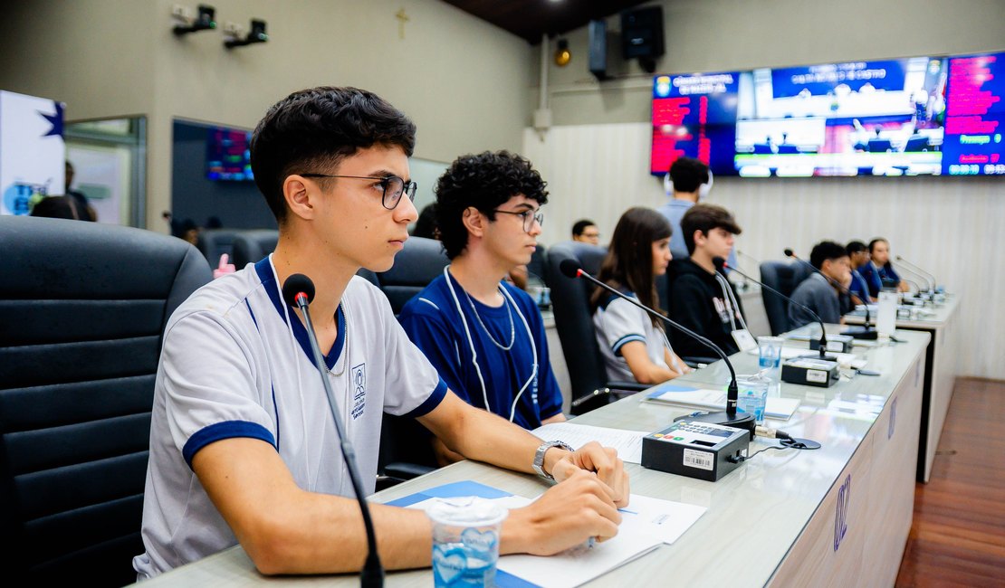Estudantes protagonizam debate sobre a Constituição na Câmara de Maceió