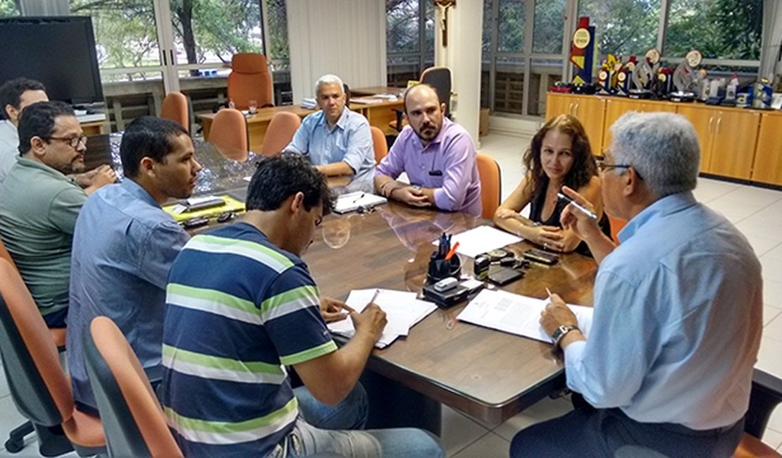 Reitor assina contratos para reformas em prédios da Ufal