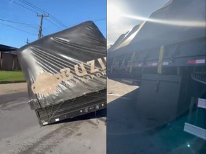 Carreta quebra na Avenida Menino Marcelo e deixa trânsito bloqueado