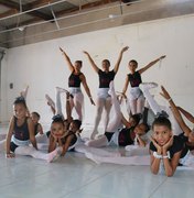 Professora ensina balé para meninas carentes do Conjunto Brisa do Lago, em Arapiraca 