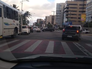 Caminhão derruba semáforo e trânsito fica lento na Ponta Verde