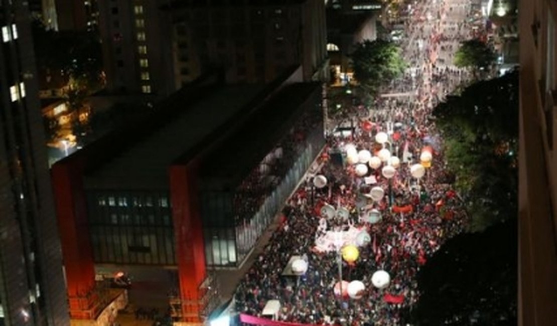 Protesto contra Temer reúne milhares de pessoas e fecha a Avenida Paulista