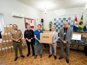 Governador em exercício entrega novos computadores à Polícia Científica de AL
