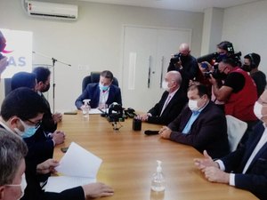 Renan Filho entrega projeto de reajuste salarial dos servidores à ALE