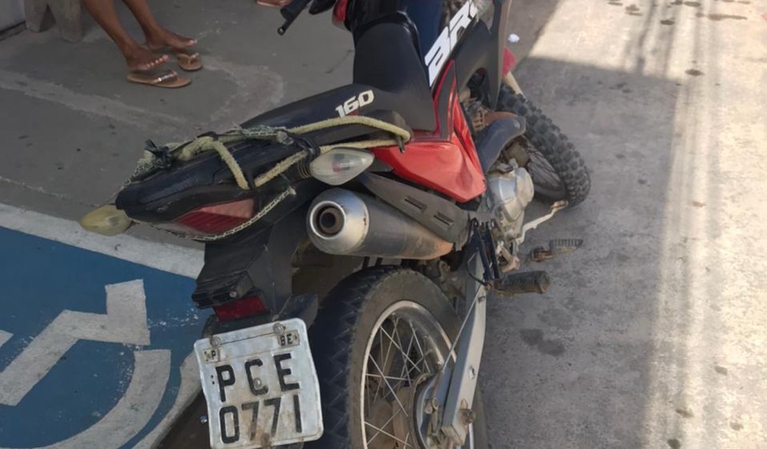 Jovem é flagrado com moto roubada em Maragogi