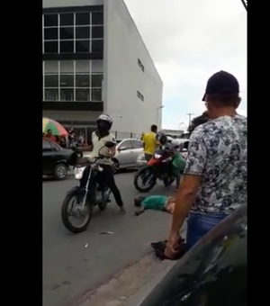 [Vídeo] Suspeito de praticar assaltos é linchado por populares em Maceió