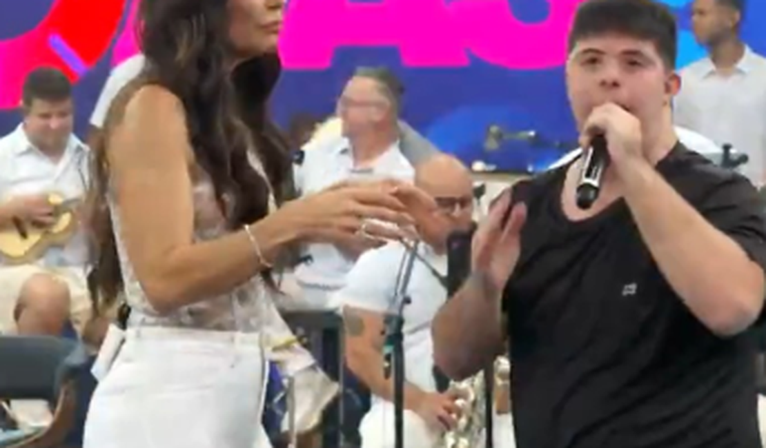 Ivete Sangalo divide palco com fã com Síndrome de Down