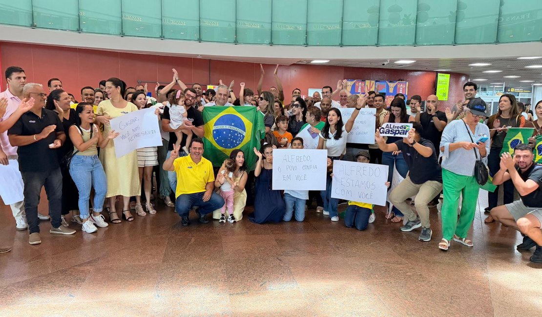 Após entregar relatório da CPMI, Alfredo Gaspar é recebido com festa em aeroporto