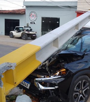 Carro colide contra poste de alta tensão e deixa feridos São Miguel dos Milagres