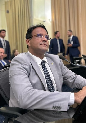 Deputado protocola projeto de lei que proíbe nudez e atos impróprios em instituições de ensino de AL